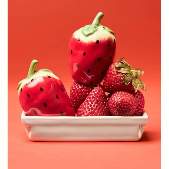 Strawberry Ceramic Salt and Pepper Shakers - Picture 4 of 4